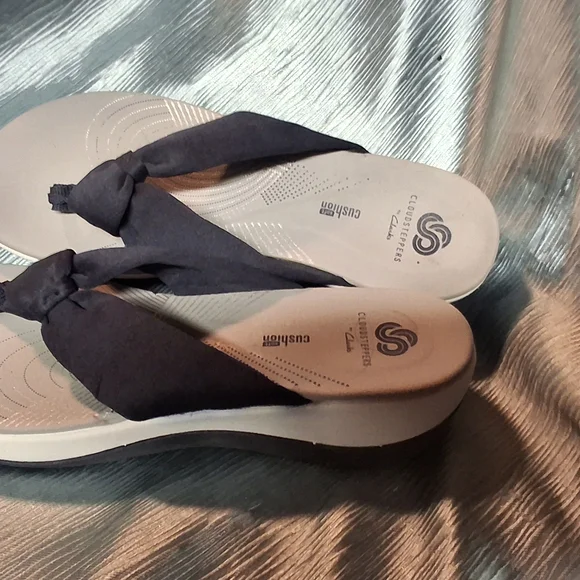 Clarks Women's Black and White Sandals - Picture 3 of 8